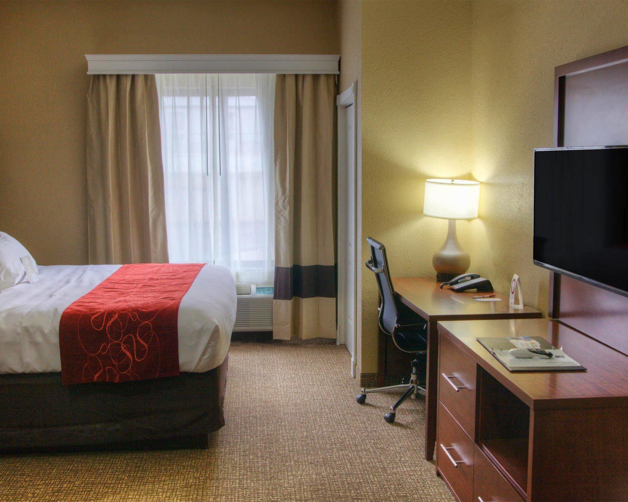 Comfort Suites Plymouth Near Us-30 Экстерьер фото